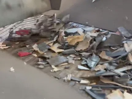 汽車保險杠、中控座椅破碎料經(jīng)過分選機空分機滾筒篩等作用下充份分類