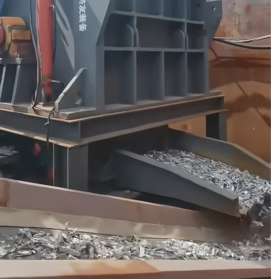 銷(xiāo)售日本地區(qū)的路友315型破碎機(jī)國(guó)外打料現(xiàn)場(chǎng)