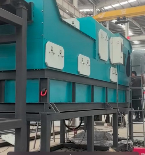 車(chē)間內(nèi)一邊在趕制客戶訂購(gòu)的設(shè)備 , 另一邊在給X射線分選機(jī)試料