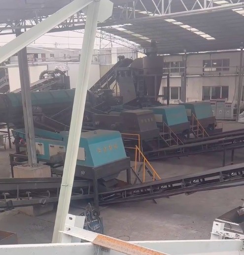 破碎主機(jī)封閉式設(shè)計(jì) ,不僅可以減小噪音還可以避免大部分的灰塵無法堆積在頂部從而引發(fā)危險(xiǎn)