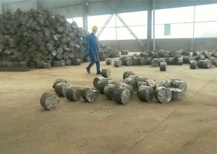 重型壓餅打包機(jī) ,成型快 ,體積小餅塊緊實 ,方便儲存與運輸 。