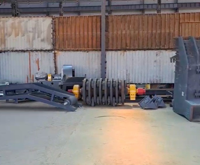 售后到達(dá)非洲客戶場地準(zhǔn)備進(jìn)行破碎機(jī)的安裝工作