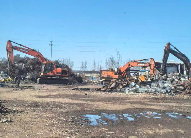 回訪路友老客戶看到幾經(jīng)“ 沙場(chǎng) ”的路友老設(shè)備依然作戰(zhàn)在前線，一股暖意涌上心頭