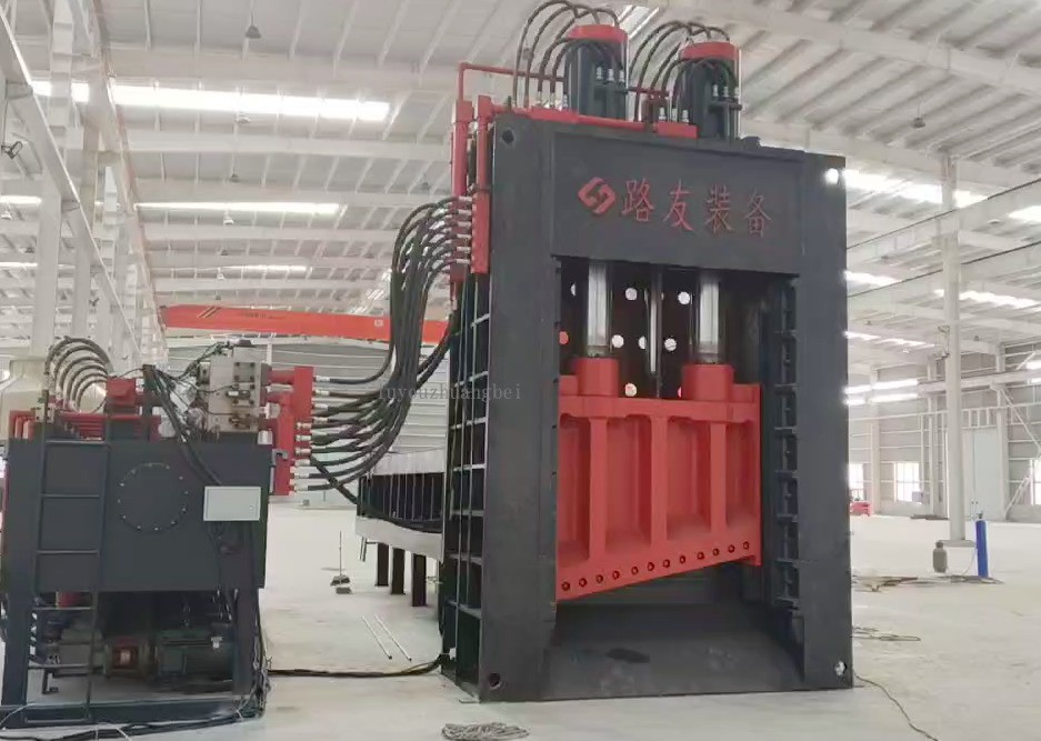 1000T重型液壓廢鋼剪切機(jī)龍門剪在河北地區(qū)待機(jī)等候正式開機(jī)工作