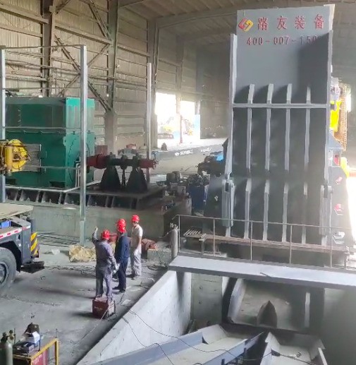 張家港傳來喜報(bào)，6000馬力破碎機(jī)安裝完畢。這個(gè)大家伙可不能小看它，每小時(shí)出料可高達(dá)150噸。
