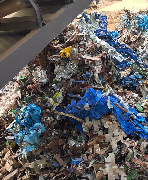 撕碎機對彩鋼瓦片進行撕碎處理撕碎機對彩鋼瓦片進行撕碎處理