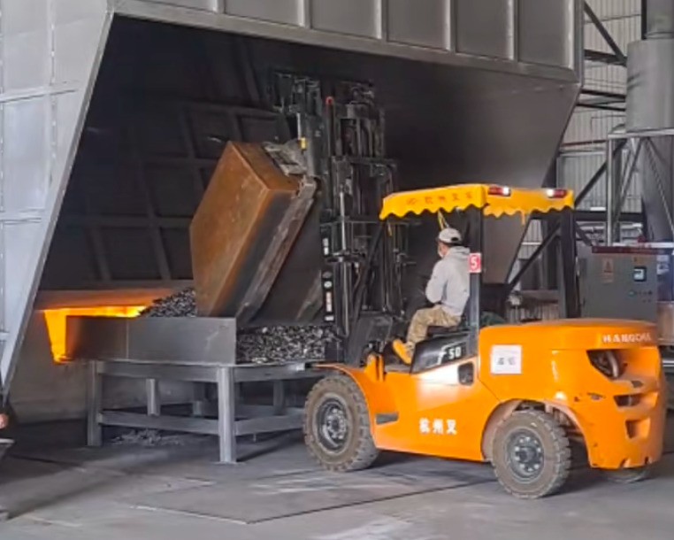 經(jīng)過路友破碎機(jī)處理后的物料被投入高溫爐溶化