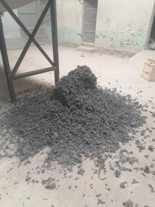 淄博地區(qū)破碎機試機調(diào)試，物料屬于夾雜重度灰塵的金屬組成件