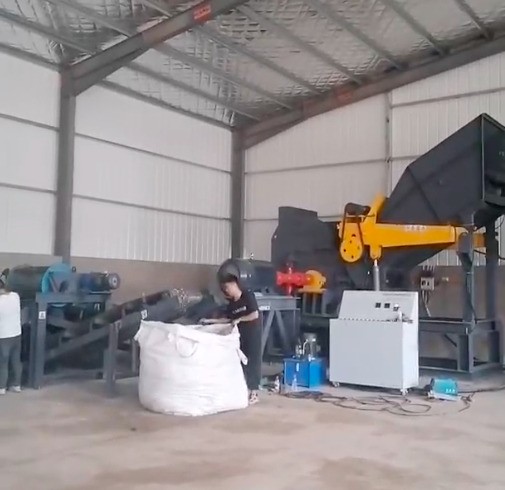 百分九十以上的客戶在試機(jī)時(shí)都選擇人工添料，沒有什么說法，單純的因?yàn)槲锪鲜褂昧枯^小。