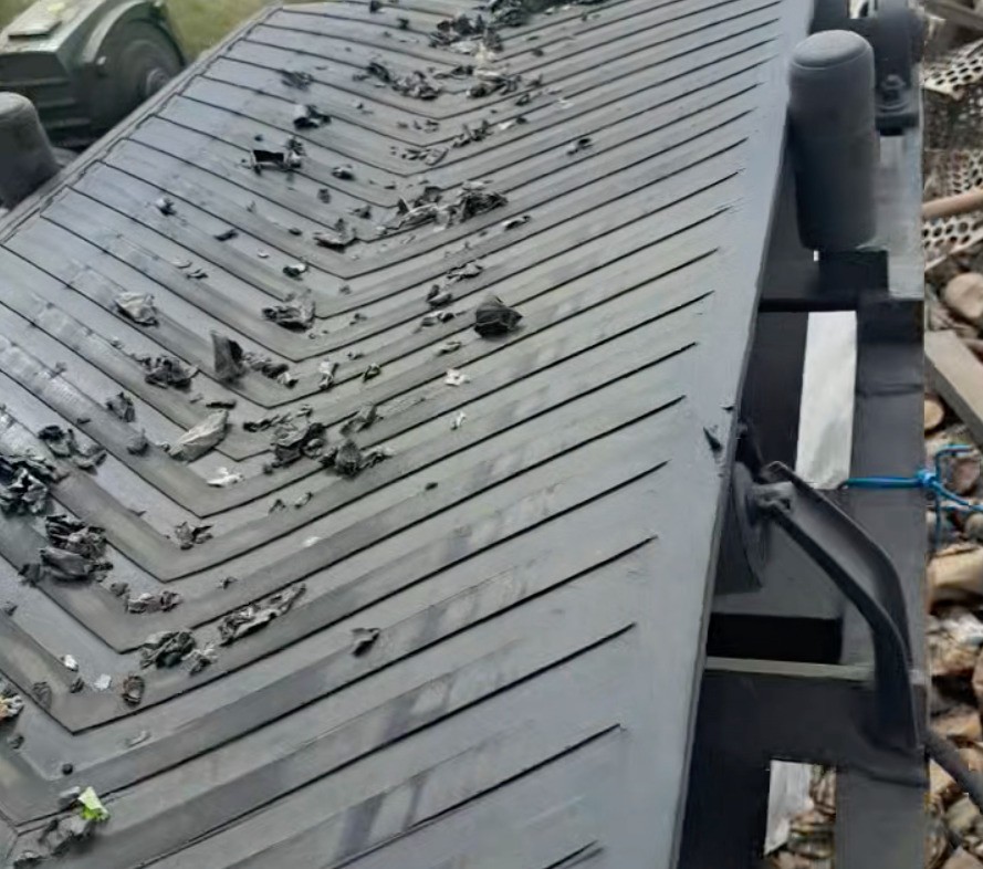 客戶場地夠大，考慮到建廠房的額外支出，最后采用破碎機漏天式生產(chǎn)