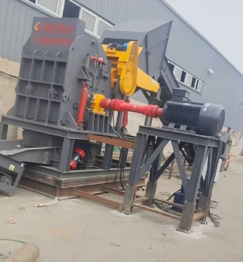 路友 110 型廢鋁破碎機已完成安裝，目前正進行人工投料試機。