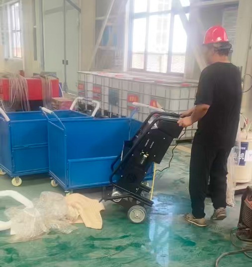 路友廢鋼龍門剪正在對(duì)建筑工地管架、貨車車架及馬路欄桿等結(jié)構(gòu)的剪切作業(yè)