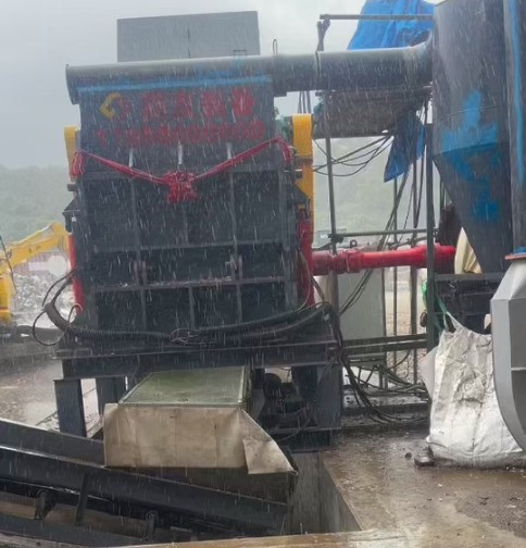 日本地區(qū)正處于陰雨?duì)顟B(tài)，即使這樣的天氣也沒(méi)能阻擋住破碎機(jī)營(yíng)業(yè)