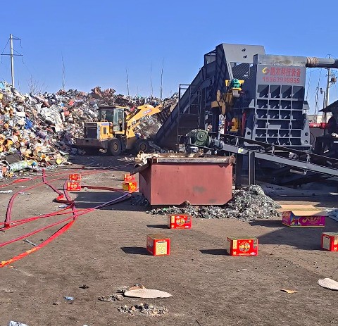 破碎機(jī)經(jīng)過場(chǎng)地規(guī)劃后確定安裝位置，基礎(chǔ)建設(shè)完成中～